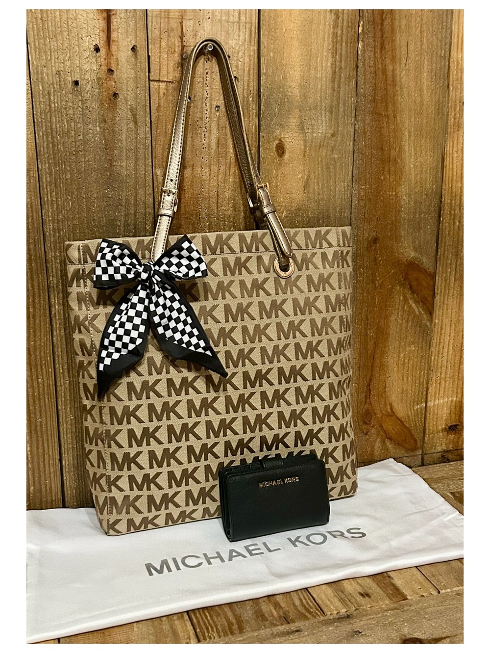 Michael Kors. 4 Piece: Jet Set Signature Tote & Free Wallet, Scarf & Dust Bag. - Picture 10 of 16